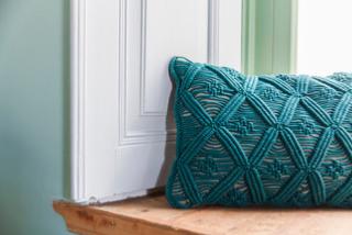 coussin en macramé bleu canard