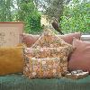 Coussin en coton imprimé PENSEE Eté 45x45 cm OCRE